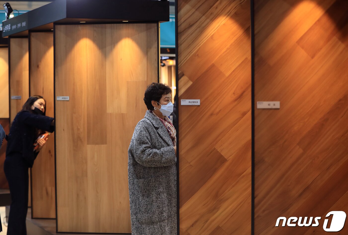 본문 이미지 - 31일 오후 서울 강남구 세텍(SETEC)에서 열린 '제52회 MBC건축박람회'에서 마스크를 쓴 참관객들이 건축 자재를 둘러보고 있다.(사진은 기사 내용과 무관함)2020.1.31/뉴스1 ⓒ News1 구윤성 기자