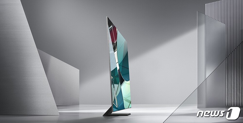 본문 이미지 - 삼성전자가 'CES 2020'에서 선보이는 'QLED 8K' 신제품 TV. 2020년형 QLED 8K는 한층 진화한 AI 기술로 화질에서 사운드, 스마트 기능까지 제품 전반에 걸친 혁신을 통해 차원이 다른 8K 경험을 제공한다. 화면 베젤을 없앤 '인피니티'(Infinity) 디자인을 적용했다.ⓒ 뉴스1