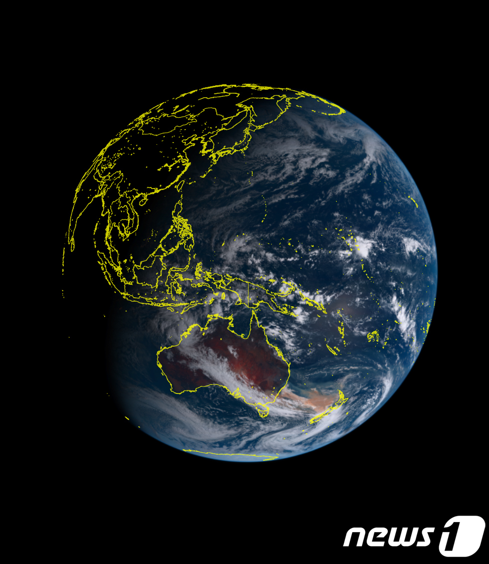 (서울=뉴스1) = 호주에서 발생한 대형 산불이 진압되지 않고 계속되고 있다, 일본 기상청의 히마와리8 위성이 호주 산불을 우주에서 촬영한 사진을 공개했다 사진은 일본 기상청의 히 …
