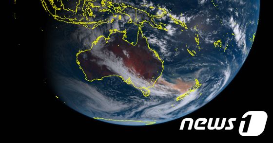 일본 기상청의 히마와리-8 위성에 지난 2020년1월5일 촬영한 사진으로, 호주 산불로 인해 발생한 노란 연기 구름이 호주에서 다소 떨어져 있는 뉴질랜드까지 뒤덮고 있는 모습을 보여 준다.(히마와리 위성 캡처)2020.1.5/뉴스1