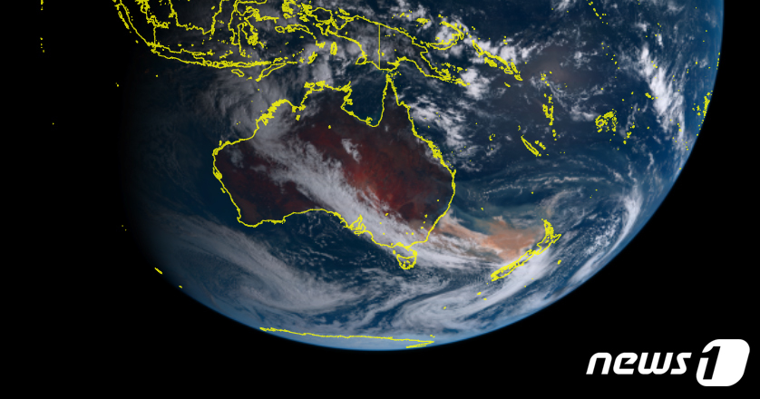 (서울=뉴스1) = 호주에서 발생한 대형 산불이 진압되지 않고 계속되고 있다, 일본 기상청의 히마와리8 위성이 호주 산불을 우주에서 촬영한 사진을 공개했다 사진은 일본 기상청의 히 …
