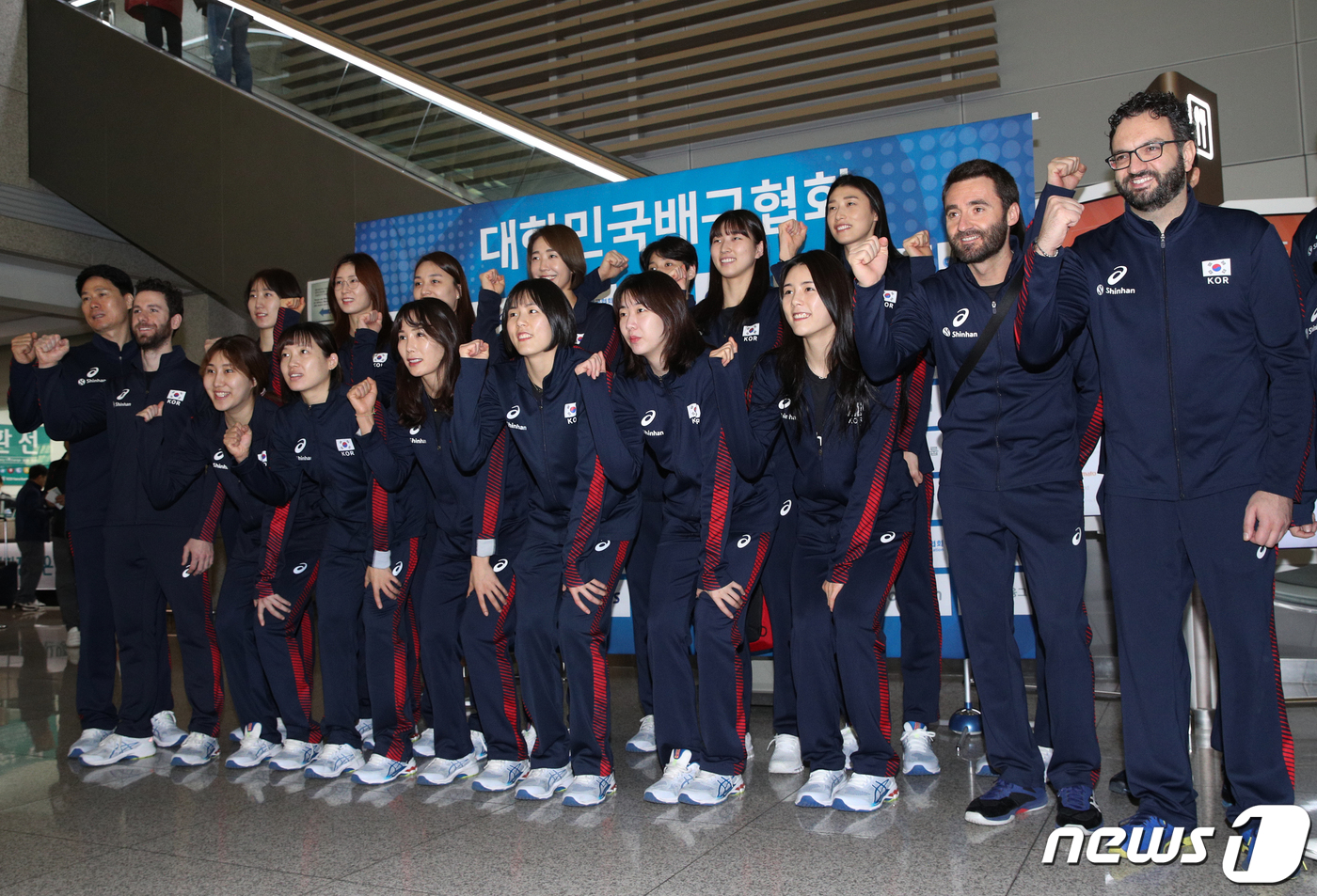 (인천공항=뉴스1) 신웅수 기자 = 도쿄올림픽 아시아대륙 예선전에 참가하는 대한민국 여자 배구대표팀 선수들이 5일 오전 인천국제공항을 통해 출국하기 전 기념촬영을 하고 있다.	스테 …