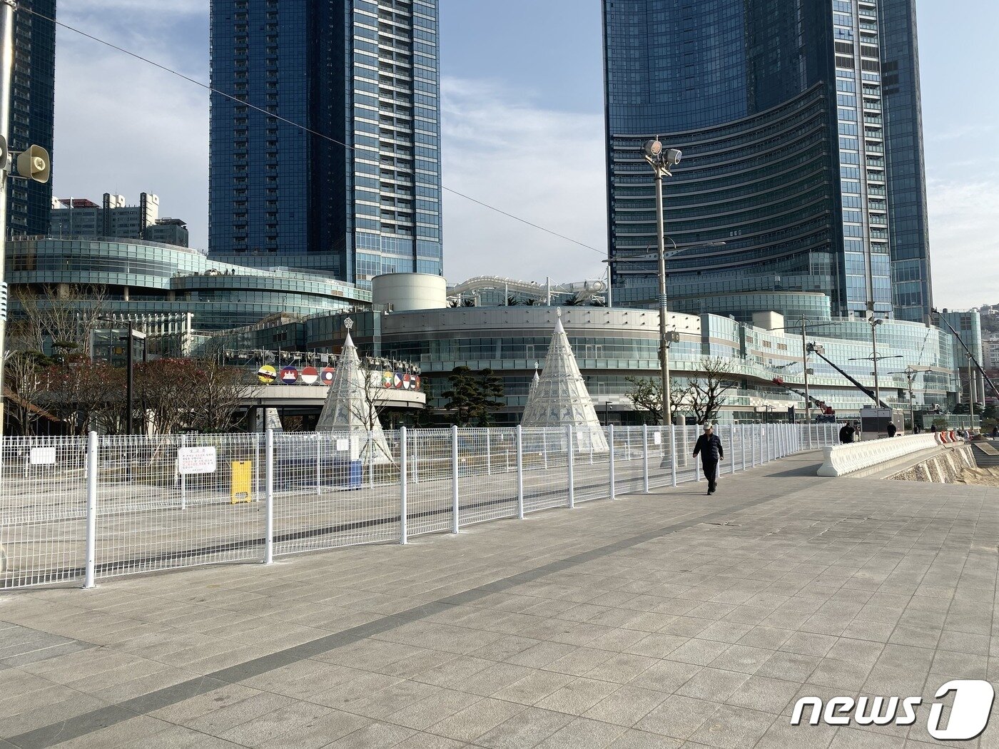 본문 이미지 - 부산 해운대 초고층 아파트인 엘시티 앞 보행로에 설치 됐던 펜스가 알박기 논란 끝에 철거될 예정이다. 부지 소유주인 우신종합건설측과 엘시티가 부지매각에 합의하면서다. 사진은 엘시티 앞에 설치된 펜스.ⓒ 뉴스1 박세진 기자