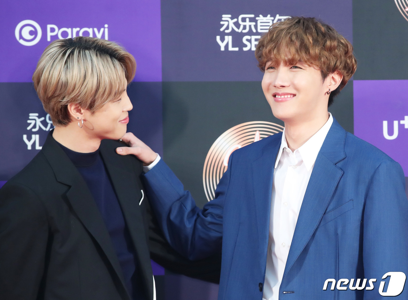 (서울=뉴스1) 권현진 기자 = 방탄소년단(BTS) 지민, 제이홉(오른쪽)이 5일 오후 서울 구로구 고척스카이돔에서 열린 ‘제34회 골든디스크 어워즈 with 틱톡’ 레드카펫 행사 …