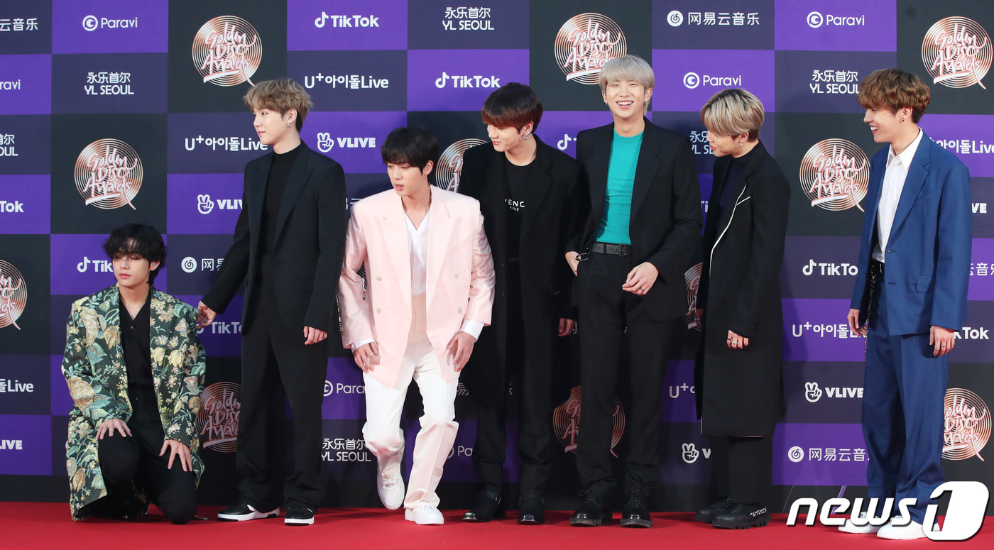 (서울=뉴스1) 권현진 기자 = 방탄소년단(BTS) 뷔(왼쪽)가 5일 오후 서울 구로구 고척스카이돔에서 열린 ‘제34회 골든디스크 어워즈 with 틱톡’ 레드카펫 행사에서 중심을 …