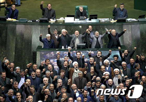 5일(현지시간) 테헤란 의회에서 의원들이 거셈 솔레이마니 혁명수비대 쿠드스군 사령관의 미군의 공습 사망에 항의하며 “미국에 죽음을” 외치고 있다. © AFP=뉴스1 © News1 우동명 기자