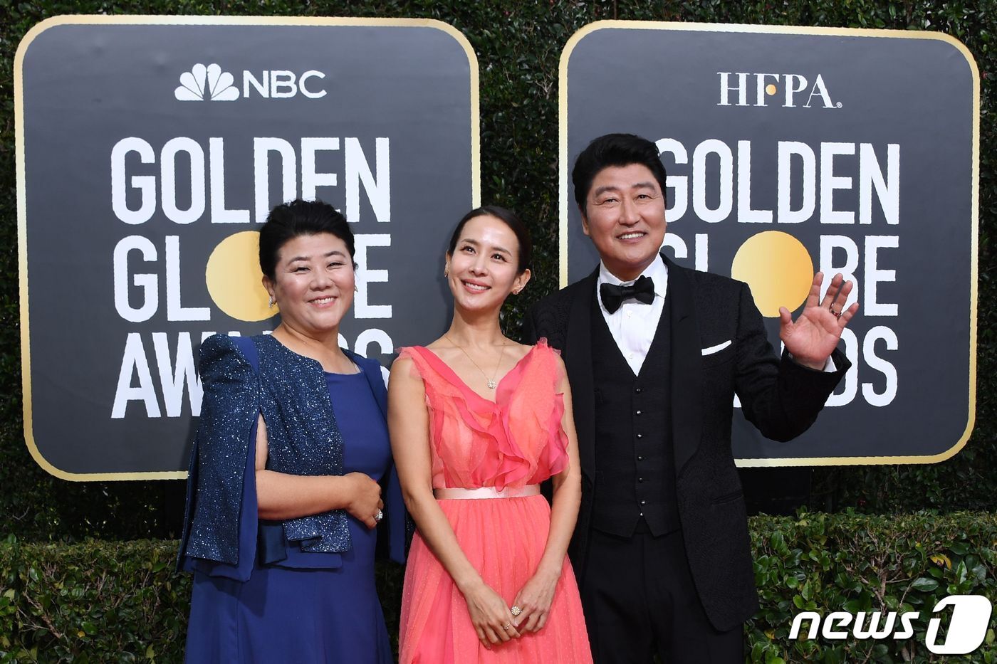 본문 이미지 - 영화 '기생충'의 배우 송강호, 조여정, 이정은이 5일 (현지시간) 캘리포니아주 로스앤젤레스 베벌리힐튼호텔에서 열린 77회 골든글로브 시상식의 레드카펫에 도착하고 있다. 봉준호 감독의 영화 '기생충'은 이날 외국어영화상을 받아 한국 영화 최초로 골든글로브상을 수상하는 쾌거를 이뤘다. ⓒ AFP=뉴스1 ⓒ News1 우동명 기자