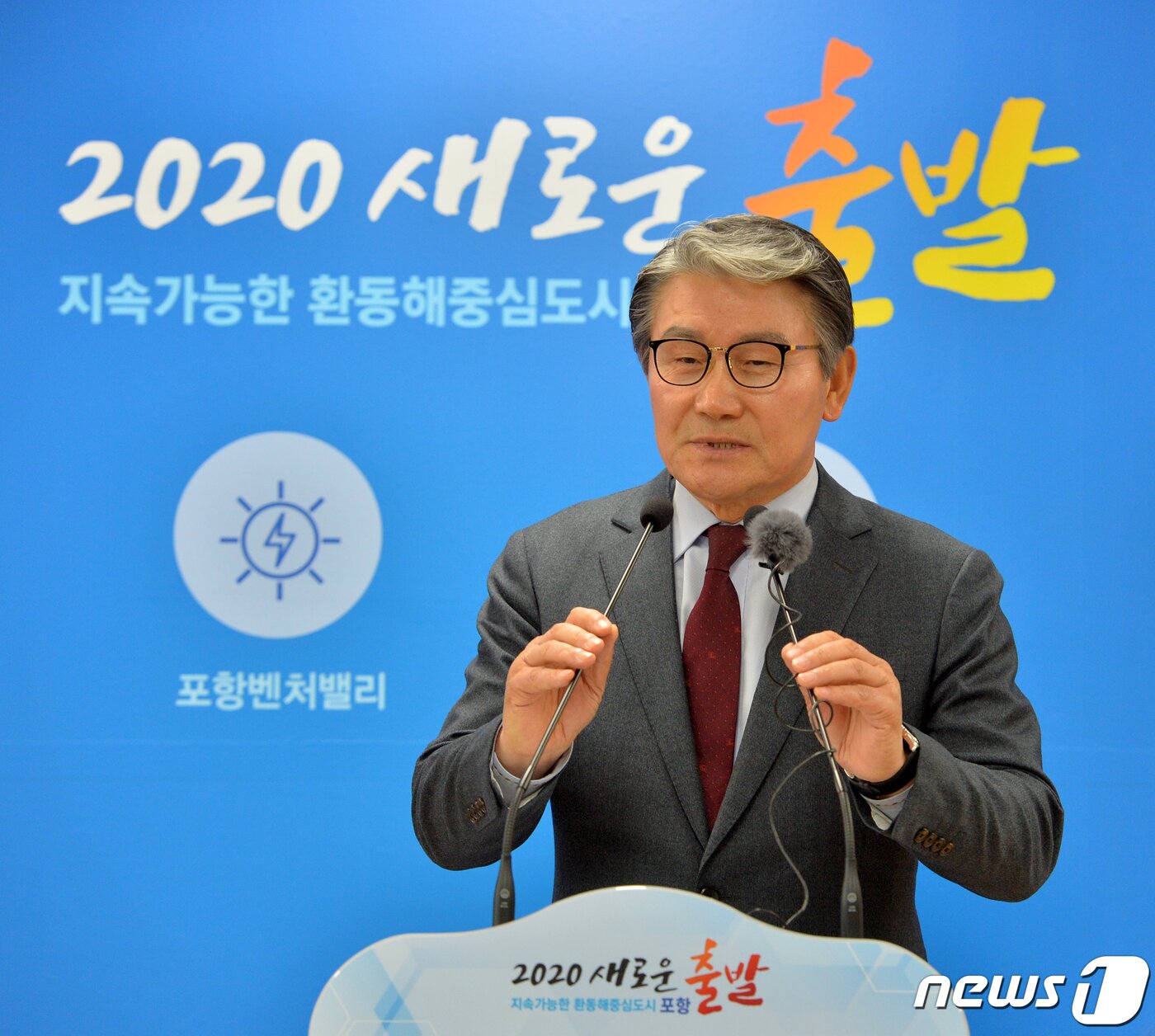 본문 이미지 - 박승호 전 포항시장이 6일 시청 브리핑룸에서 21대 총선 출마 기자회견을 하고 있다. 박 전 시장은 기자회견에서 "IMF때 보다 지금 경제가 더 어렵다. 침체된 지역 경기를 살리는데 앞장서겠다＂고 말했다. 한국당을 탈당했던 박 전 시장은 지난해 자유한국당 최고위원회의에서 복당 결정이 났다. 2020.1.6 /뉴스1 ⓒ News1 최창호 기자