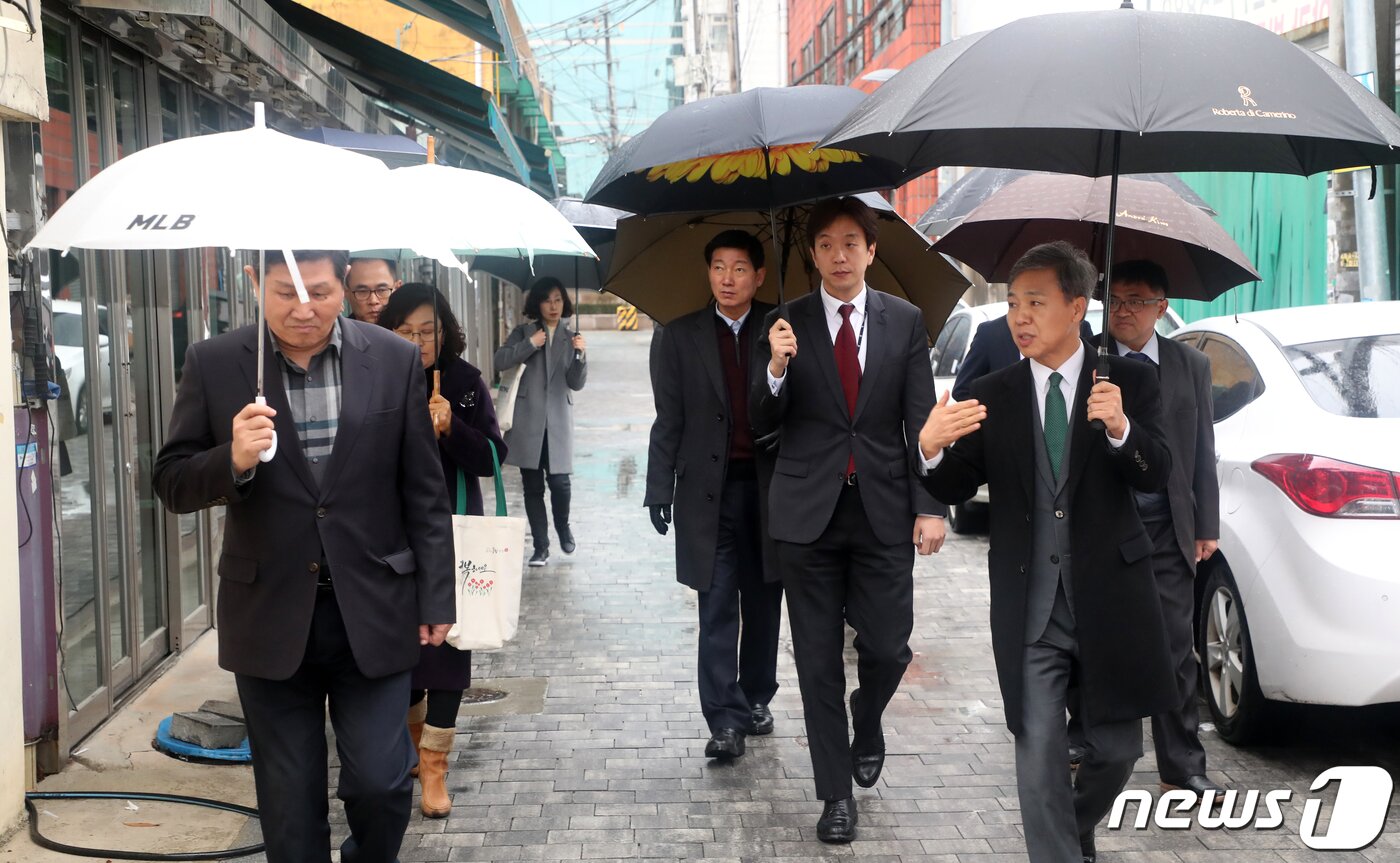 본문 이미지 - 김승수 전주시장이 전주지검, 완산경찰서, 완산소방서, 전주세무서 관계자들과 함께 선미촌을 찾아 성매매 근절 방안을 얘기하고 있다. /뉴스1