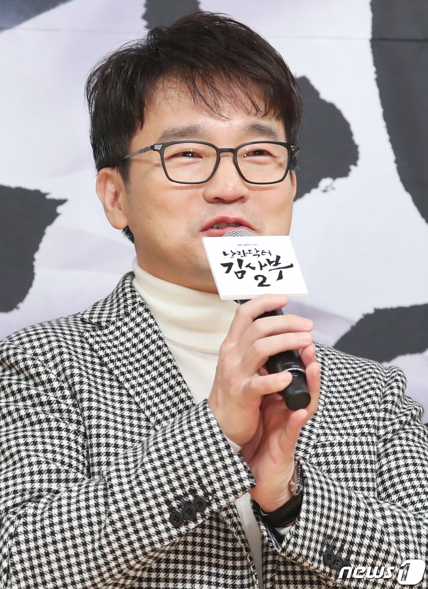 본문 이미지 - 유인식 PD가 6일 오후 서울 SBS 목동에서 열린 SBS 월화드라마 '낭만닥터 김사부2' 제작발표회에 참석해 인사말을 하고 있다. 2020.1.6/뉴스1 ⓒ News1 권현진 기자