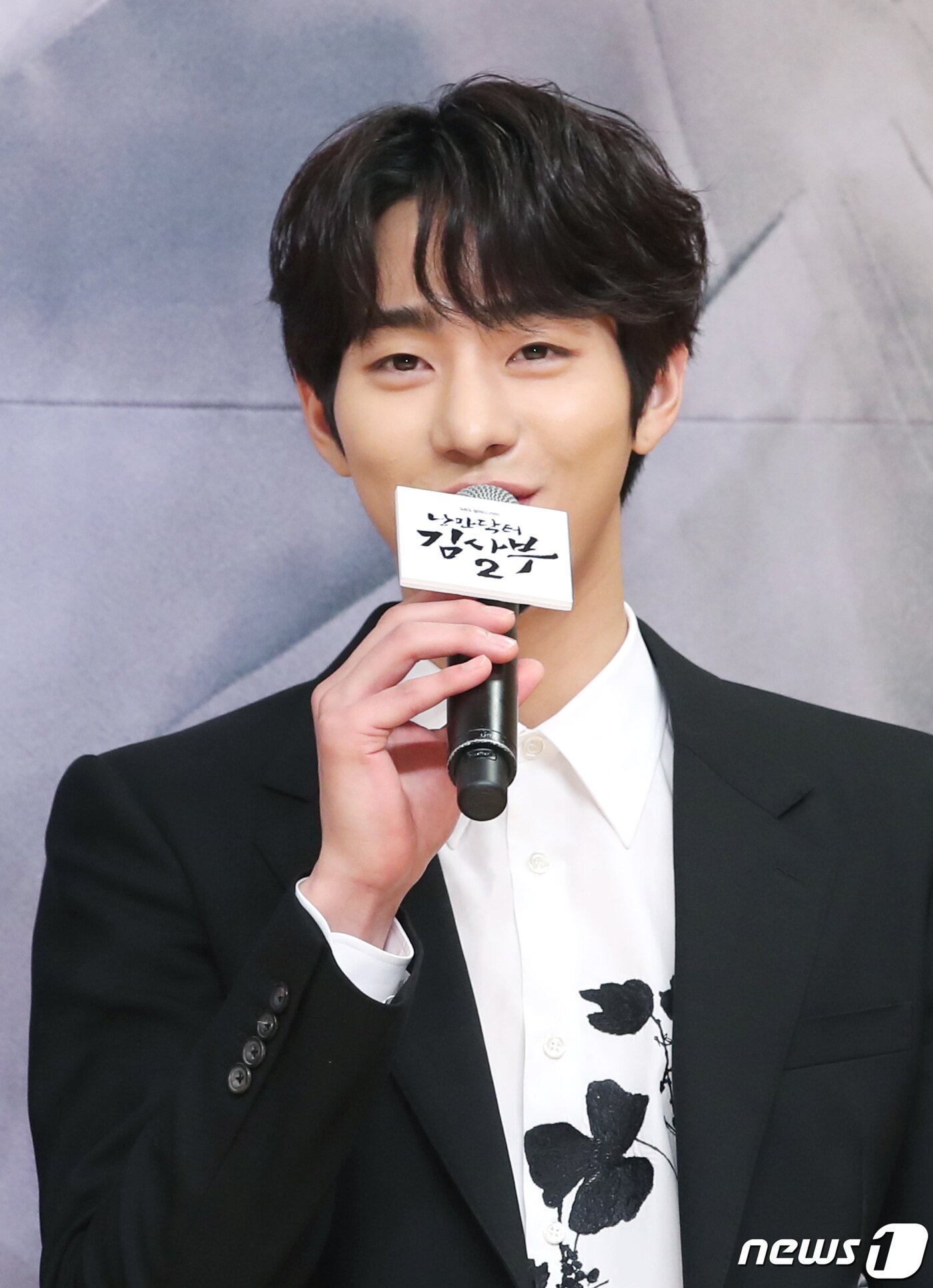 본문 이미지 - 배우 안효섭이 6일 오후 서울 SBS 목동에서 열린 SBS 월화드라마 '낭만닥터 김사부2' 제작발표회에 참석해 인사말을 하고 있다. 2020.1.6/뉴스1 ⓒ News1 권현진 기자