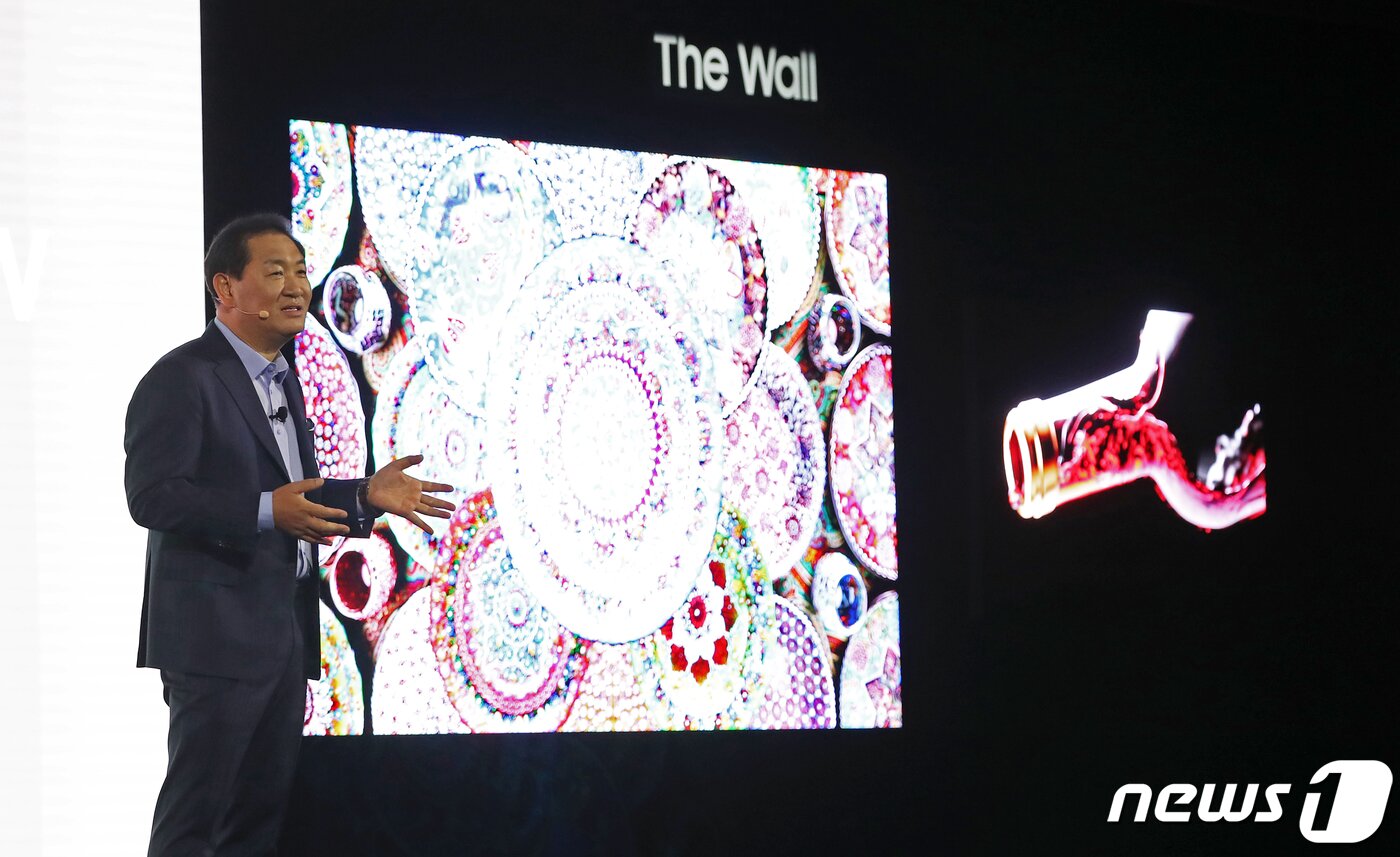 본문 이미지 - 마이크로 LED TV '더 월'을 소개하는 한종희 삼성전자 사장/뉴스1 ⓒ News1
