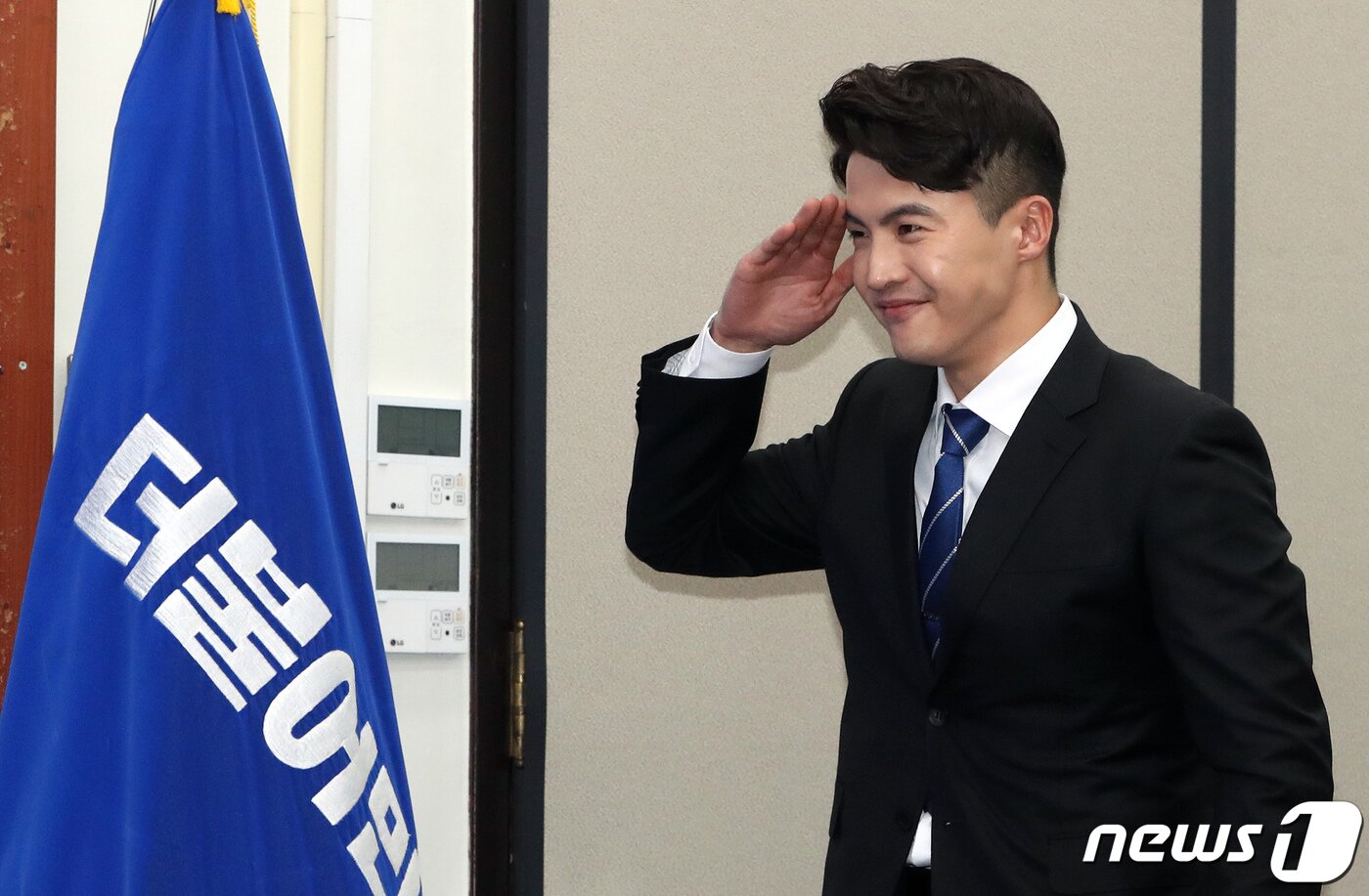 본문 이미지 - 7일 더불어민주당 인재영입위원회가 21대 총선을 앞두고 다섯번째 영입인재로 발표한 오영환 소방관이 서울 여의도 국회에서 열린 인재영입 발표식에서 이해찬 대표에게 거수경례를 하고 있다.  2020.1.7/뉴스1 ⓒ News1 이종덕 기자