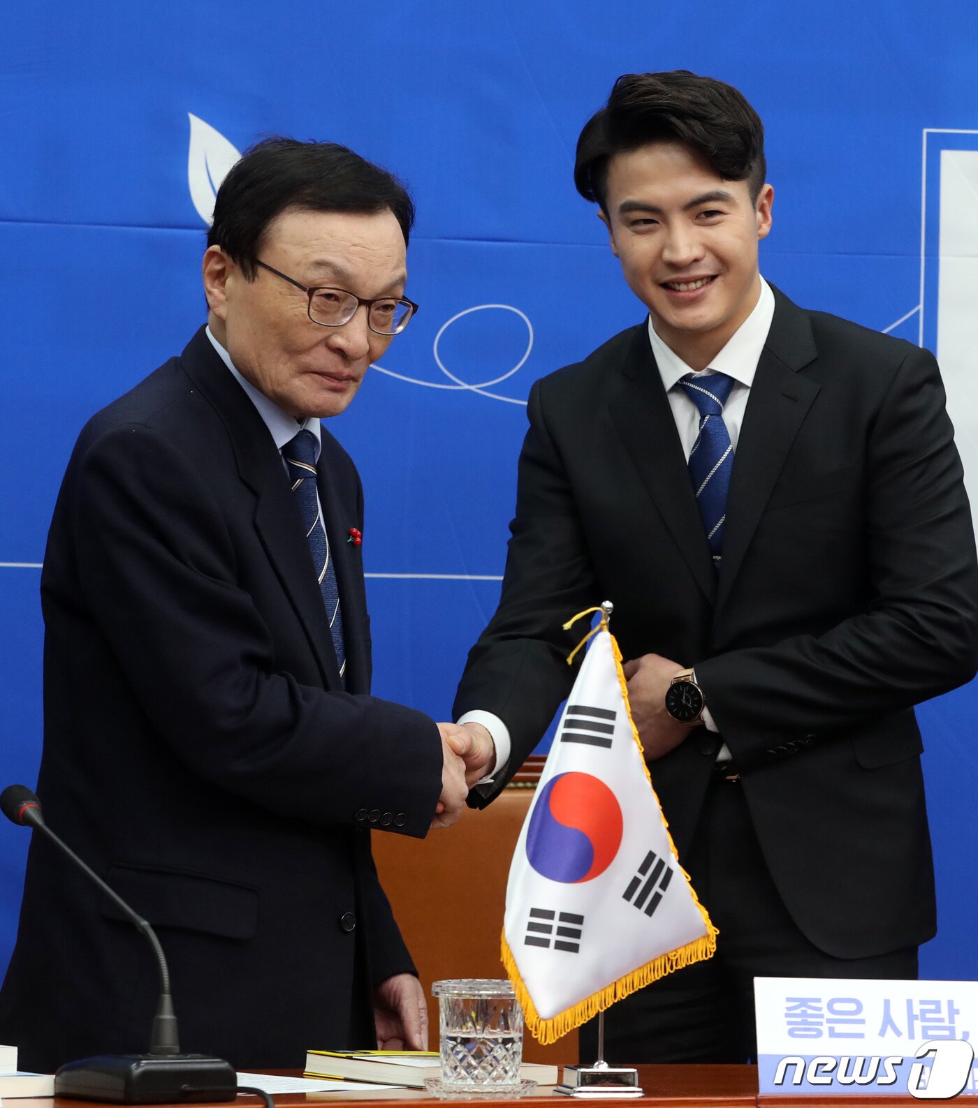 본문 이미지 - 7일 더불어민주당 인재영입위원회가 21대 총선을 앞두고 다섯번째 영입인재로 발표한 오영환 소방관이 서울 여의도 국회에서 열린 인재영입 발표식에서 이해찬 대표와 인사를 나누고 있다.  2020.1.7/뉴스1 ⓒ News1 이종덕 기자