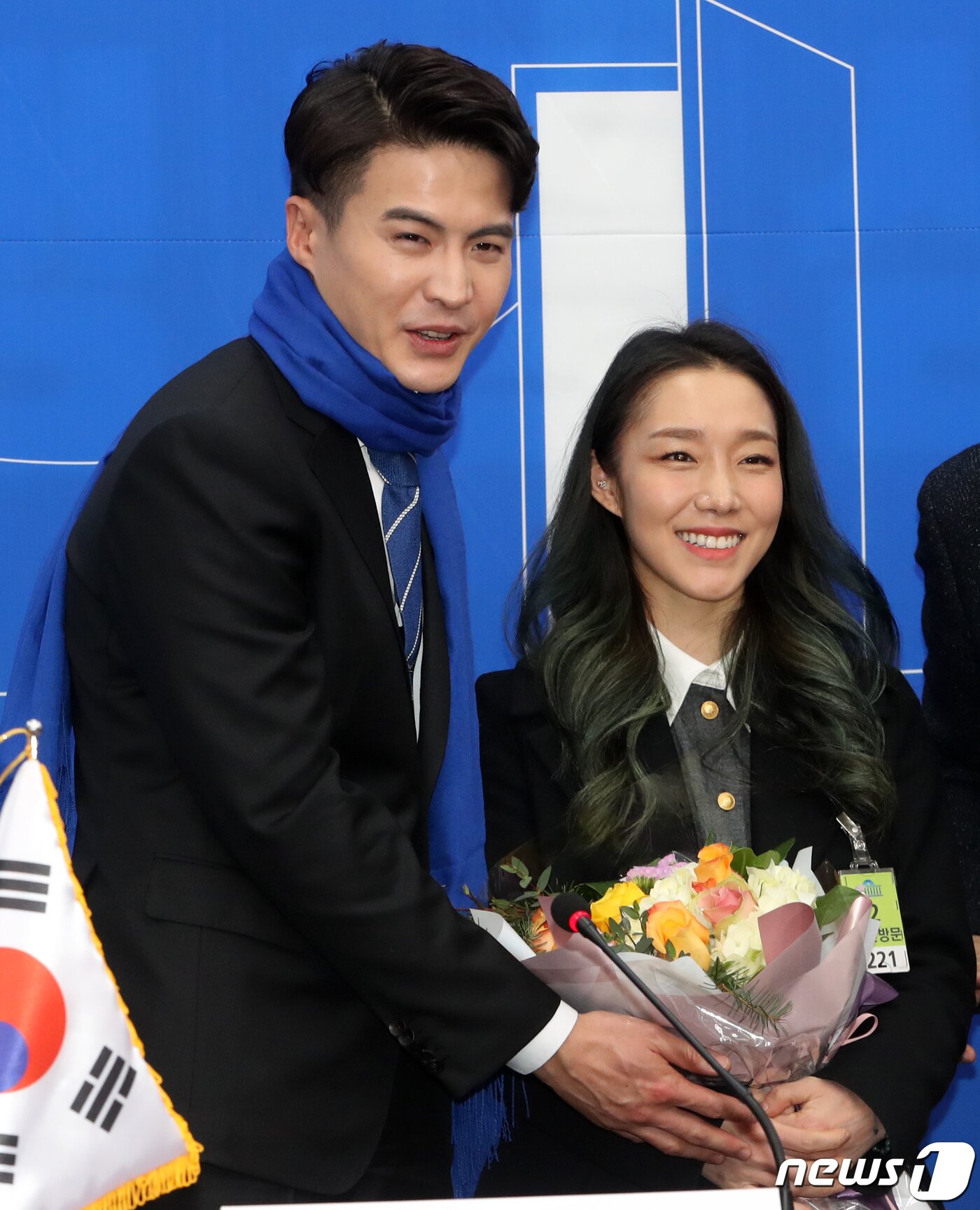 본문 이미지 - 7일 더불어민주당 인재영입위원회가 21대 총선을 앞두고 다섯번째 영입인재로 발표한 오영환 전 소방관이 서울 여의도 국회에서 열린 인재영입 발표식에서 아내이자 스포츠 클라이밍 국가대표 선수인 김자인씨를 소개하고 있다. 2020.1.7/뉴스1 ⓒ News1 이종덕 기자