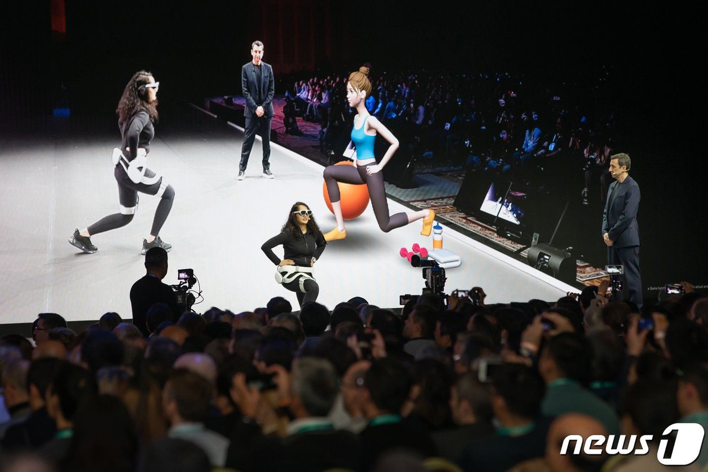 본문 이미지 - 삼성 북미 디자인혁신센터 페데리코 카살레뇨 센터장이 찬드니 카브라 디자이너와 함께 웨어러블 보행 보조 로봇 &#39;젬스&#40;GEMS&#41;&#39;를 CES 2020에서 시연하고 있다.&#40;삼성전자 제공&#41; 2020.1.7/뉴스1