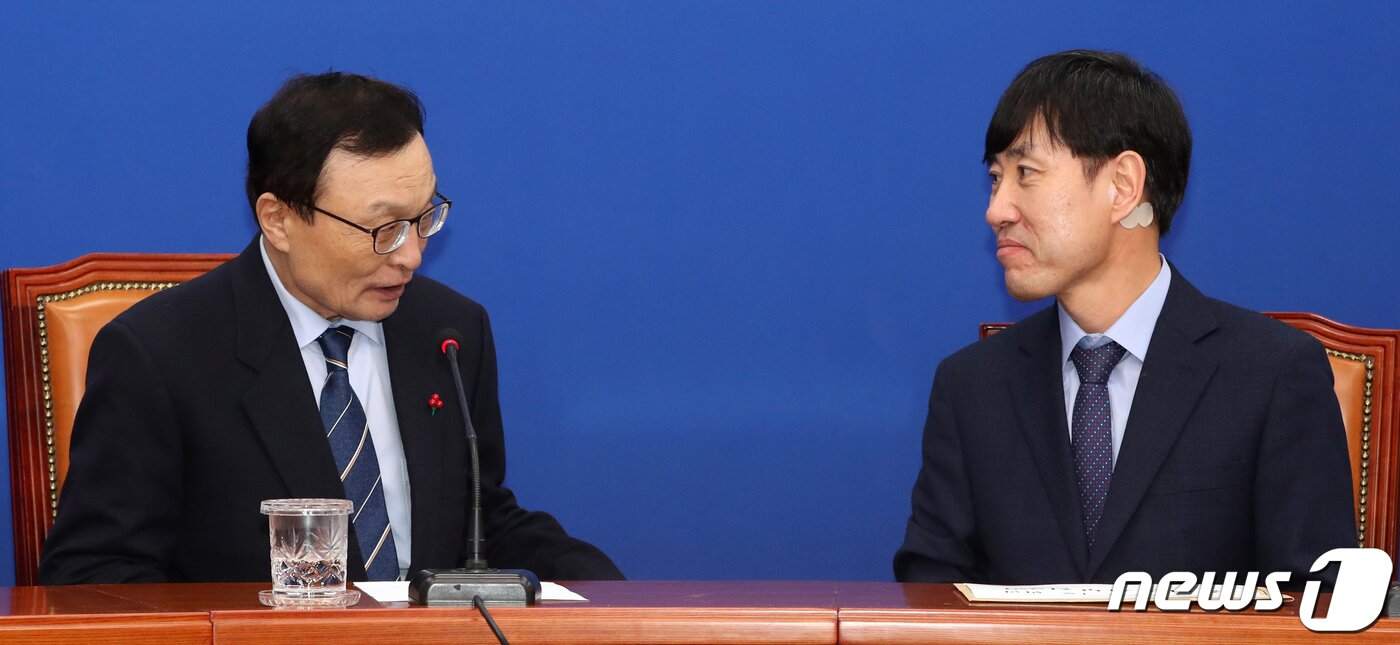 본문 이미지 - 이해찬 더불어민주당 대표가 7일 서울 여의도 국회당 대표실에서 하태경 새로운보수당 책임대표와 인사를 나누고 있다. 2020.1.7/뉴스1 ⓒ News1 이종덕 기자