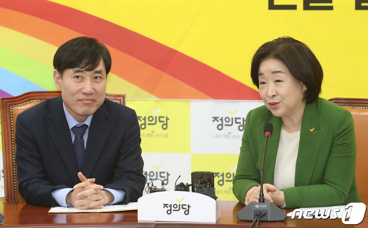 본문 이미지 - 심상정 정의당 대표가 7일 오후 서울 여의도 국회에서 하태경 새로운보수당 책임대표를 만나 이야기를 나누고 있다. 2020.1.7/뉴스1 ⓒ News1 임세영 기자