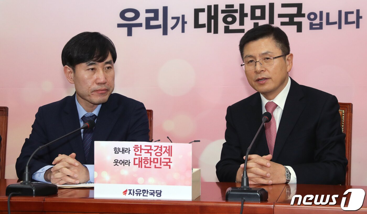 본문 이미지 - 황교안 자유한국당 대표가 7일 서울 여의도 국회에서 취임 인사 차 찾아 온 하태경 새로운보수당 책임대표에게 덕담을 건네고 있다. 2020.1.7/뉴스1 ⓒ News1 이종덕 기자