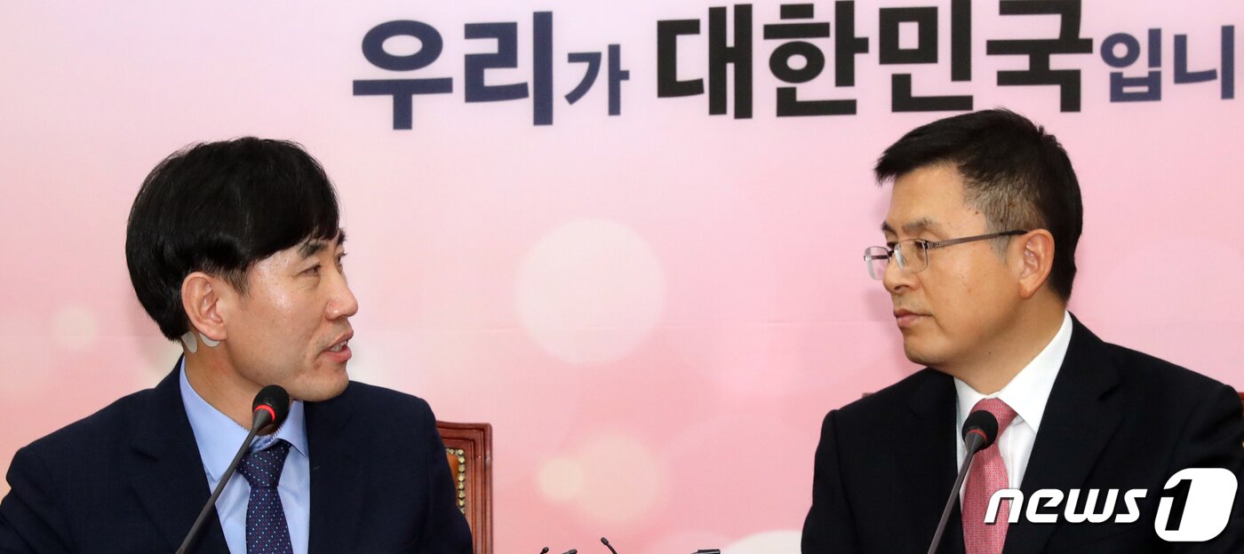 본문 이미지 - 황교안 자유한국당 대표가 7일 서울 여의도 국회에서 취임 인사 차 찾아 온 하태경 새로운보수당 책임대표와 환담하고 있다. 하태경 대표는 이 자리에서 황교안 대표에게 새로운 보수당 1호 법안을 전달했다. 20200.1.7/뉴스1 ⓒ News1 이종덕 기자