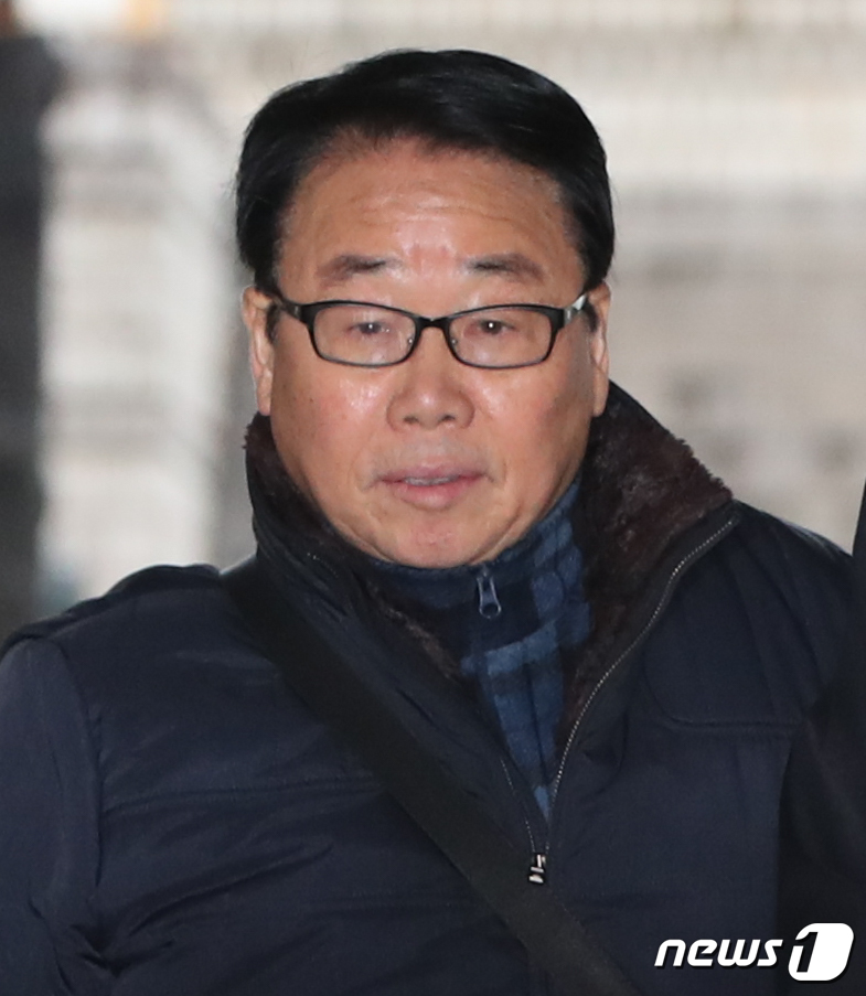 (서울=뉴스1) 허경 기자 = 세월호참사 당일 생존 학생의 '헬기구조 외면' 의혹을 받는 유연식 전 서해해경청 상황담당관이 8일 서울 서초구 중앙지방법원에서 열린 구속 전 피의자심 …