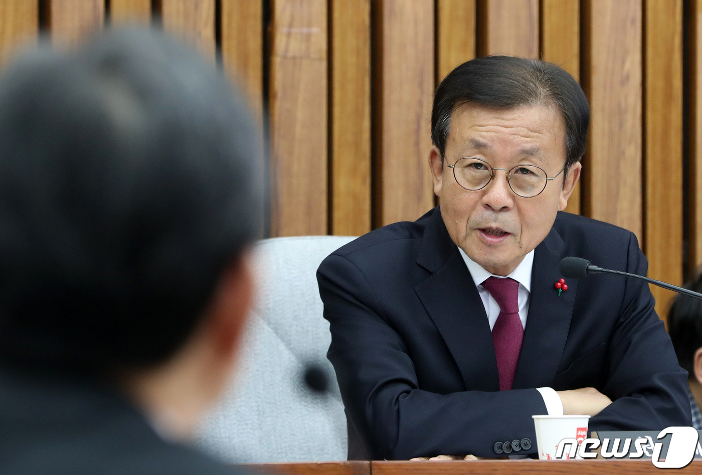 (서울=뉴스1) 이종덕 기자 = 원혜영 더불어민주당 의원이 8일 서울 여의도 국회에서 열린 정세균 국무총리 후보자에 대한 인사청문회에서 질의하고 있다.2020.1.8/뉴스1