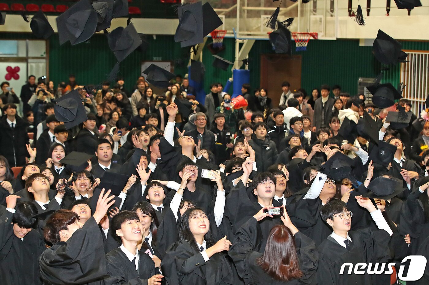 본문 이미지 - 8일 오전 대구 달서구 죽전동 죽전중학교에서 열린 2019학년도 졸업식에서 마지막 졸업을 추억하는 졸업생들이 학사모를 던지고 있다.2020.1.8/뉴스1 ⓒ News1 공정식 기자
