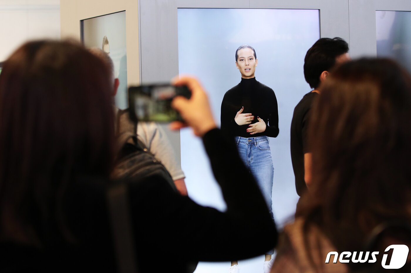 본문 이미지 - 국제가전전시회 'CES 2020'(Consumer Electronics Show)이 막을 올린 7일(현지시간) 미국 네바다주 라스베이거스 컨벤션센터에서 삼성전자의 인공 인간(Artificial Human) 프로젝트 결과물인 '네온(NEON)'이 첫 선을 보이고 있다. 2020.1.8/뉴스1 ⓒ News1 오대일 기자