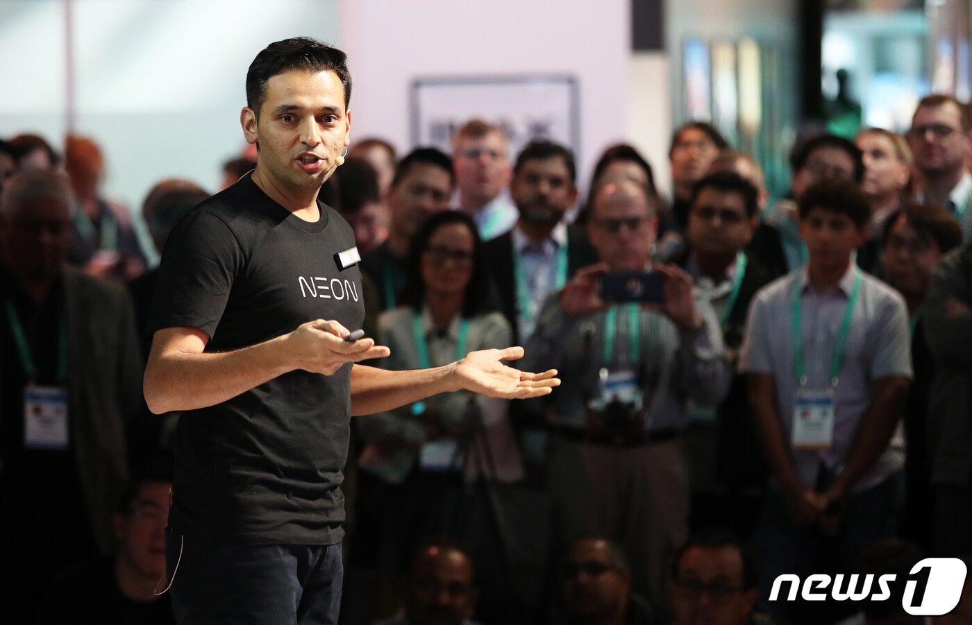 본문 이미지 - 국제가전전시회 'CES 2020'(Consumer Electronics Show)이 막을 올린 7일(현지시간) 미국 네바다주 라스베이거스 컨벤션센터에서 삼성리서치아메리카(SRA) 산하 연구소 '스타랩스' CEO 프라나브 미스트리가 삼성전자의 인공 인간(Artificial Human) 프로젝트 '네온(NEON)'을 소개하고 있다. 2020.1.8/뉴스1 ⓒ News1 오대일 기자