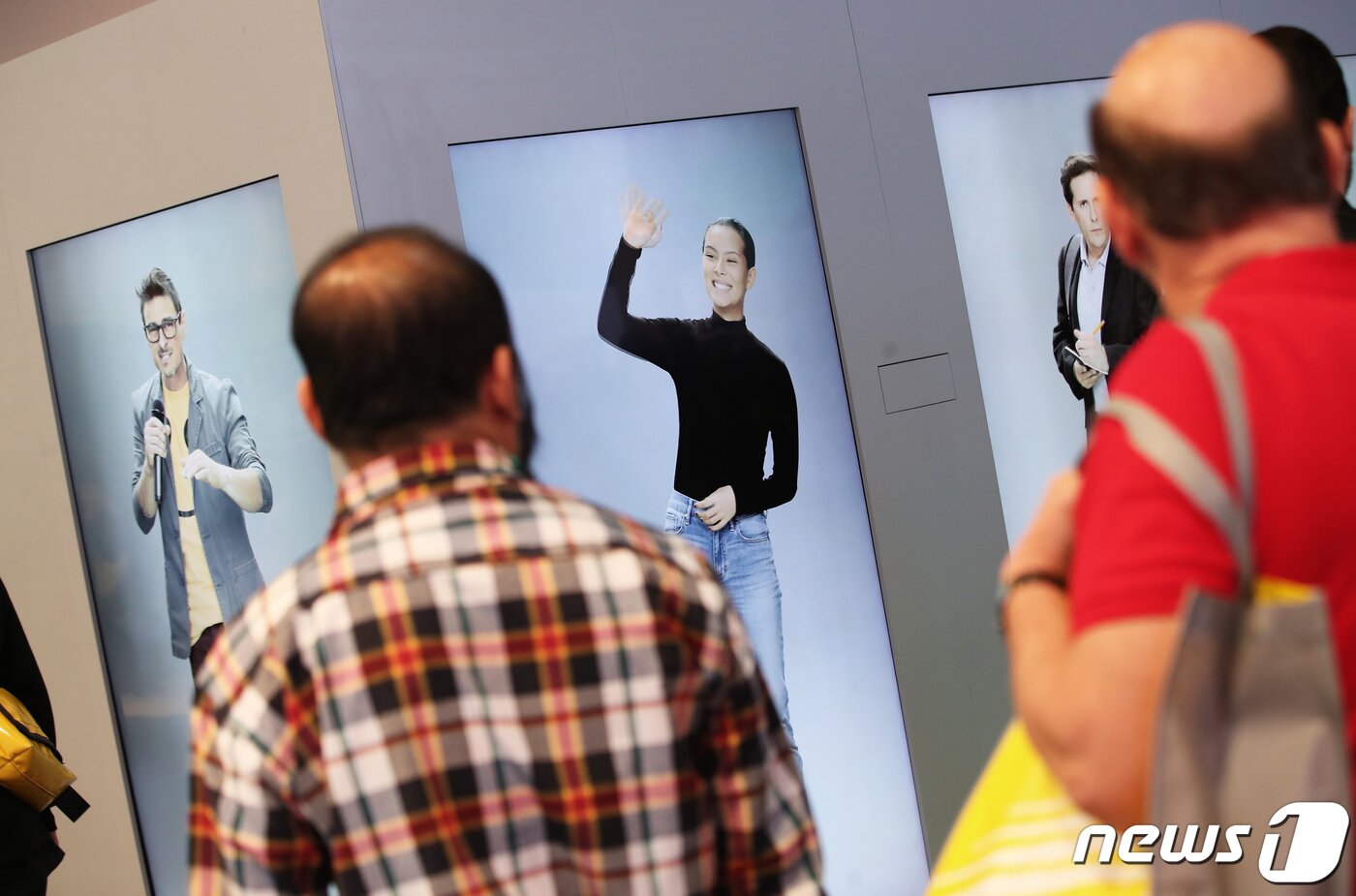 본문 이미지 - 국제가전전시회 'CES 2020'(Consumer Electronics Show)이 막을 올린 7일(현지시간) 미국 네바다주 라스베이거스 컨벤션센터에서 삼성전자의 인공 인간(Artificial Human) 프로젝트 결과물인 '네온(NEON)'이 첫 선을 보이고 있다. 2020.1.8/뉴스1 ⓒ News1 오대일 기자