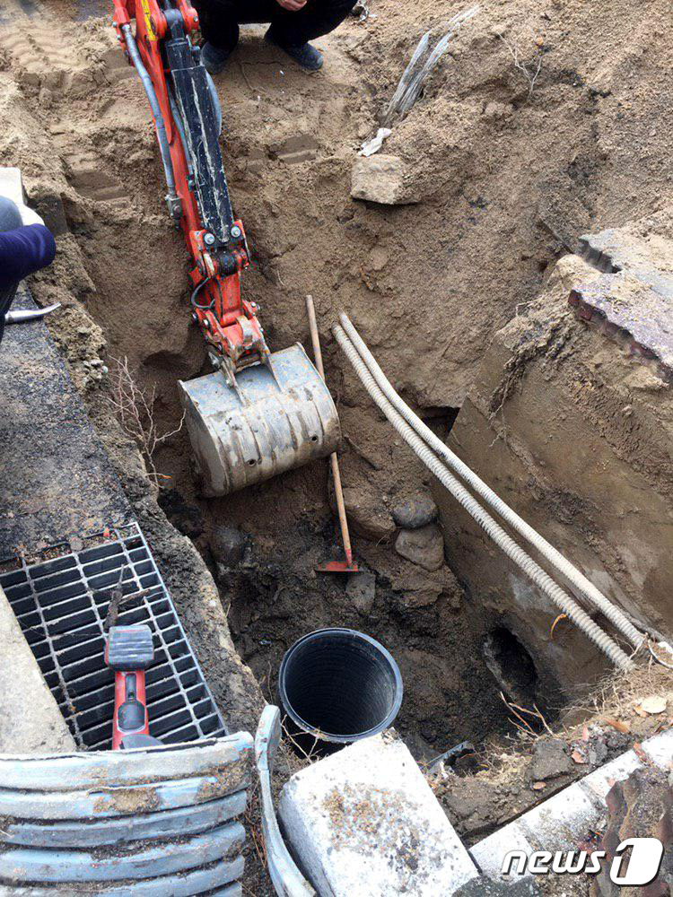 (춘천=뉴스1) 장시원 인턴기자 = 8일 오전 6시 16분쯤 강원대학교 춘천캠퍼스 미래광장에 가로·세로 50㎝, 깊이 80㎝의 싱크홀(땅이 꺼져 생긴 구멍)이 생겨 학생 1명이 빠 …