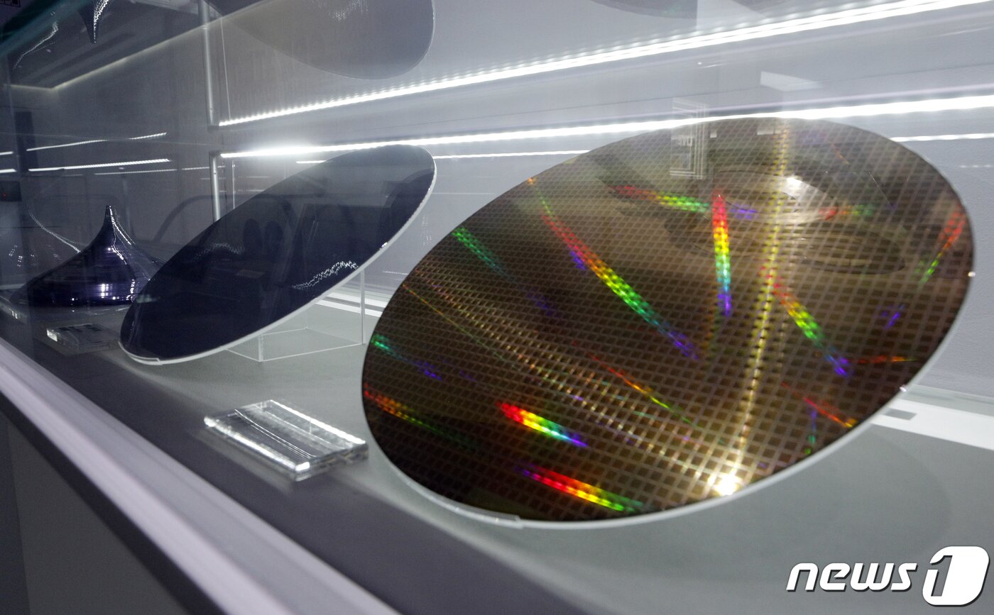 본문 이미지 - 서울 삼성전자 서초사옥 홍보관 딜라이트에 반도체 웨이퍼가 전시돼 있다. 2020.1.8/뉴스1 ⓒ News1 안은나 기자