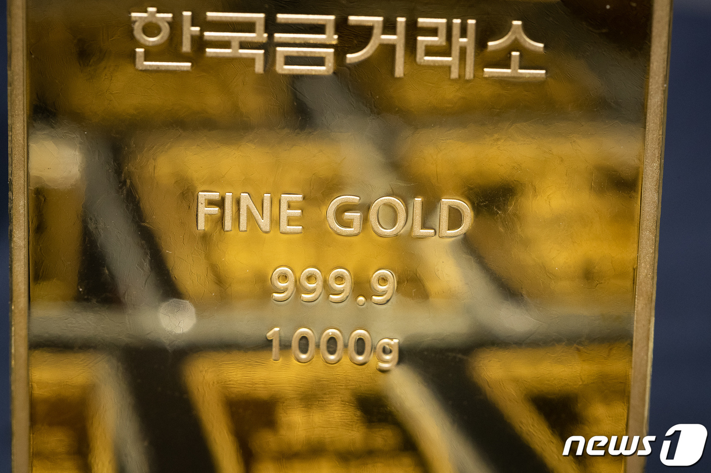 (서울=뉴스1) 유승관 기자 = 미국과 이란의 전면전 위기로 금값이 열흘째 상승하고 있는 8일 서울 종로구 한국금거래소에 골드바가 진열돼있다.뉴욕상품거래시장서 금값은 온스당 2% …