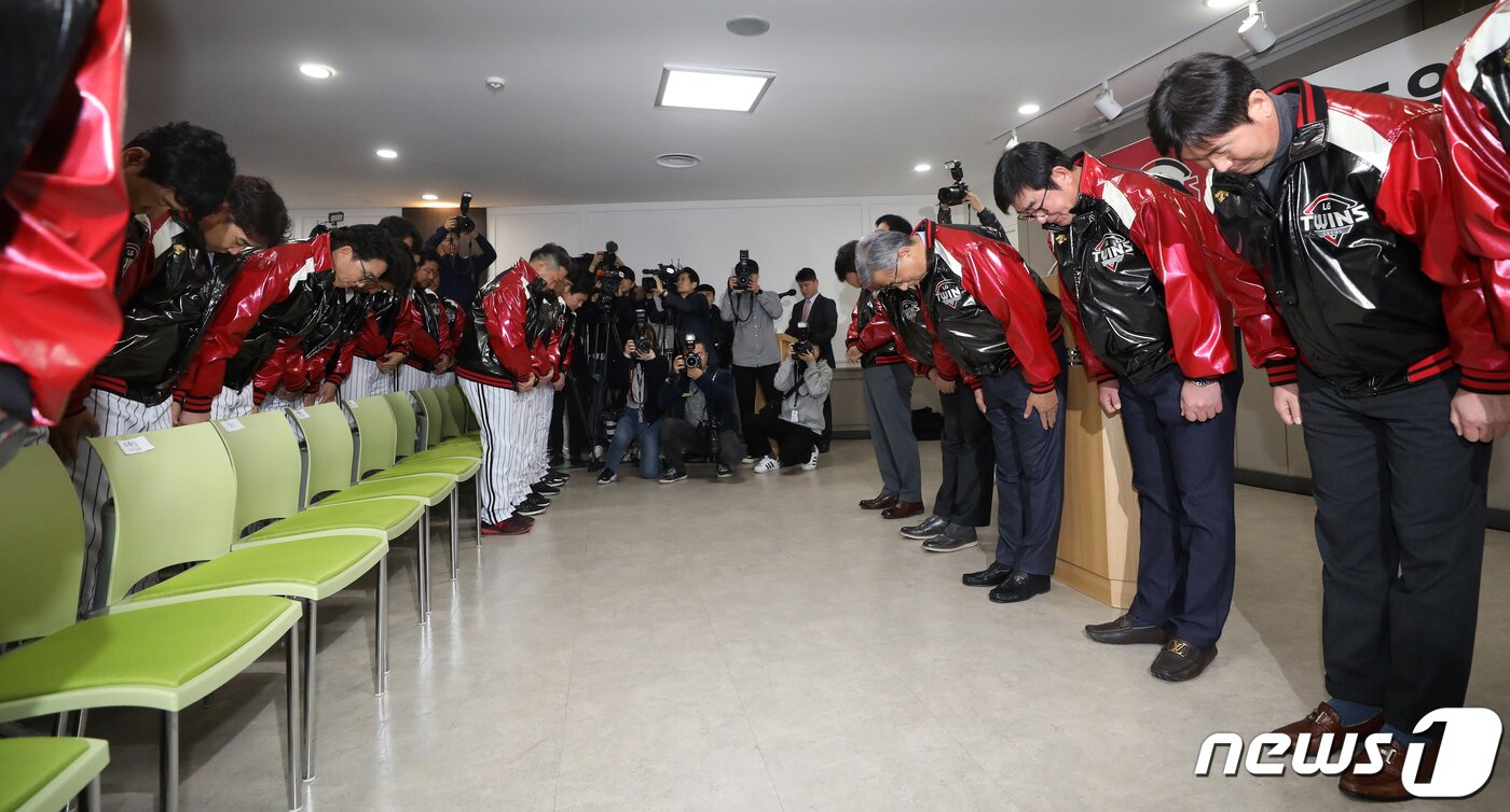 본문 이미지 - 이규홍 LG스포츠 사장, 류중일 감독 및 코칭스태프들이 8일 오후 서울 잠실야구장에서 열린 LG트윈스 신년하례식에 참석해 선수단과 인사를 나누고 있다. 2020.1.8/뉴스1 ⓒ News1 이동해 기자