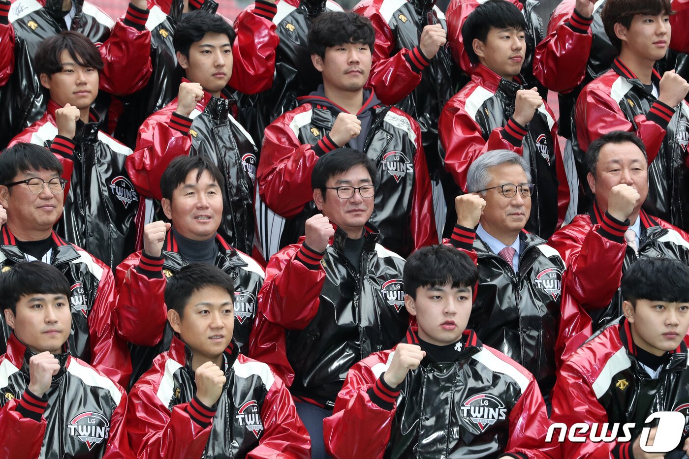본문 이미지 - LG트윈스 선수단이 8일 오후 서울 잠실야구장에서 열린 LG트윈스 신년하례식에서 기념사진을 찍고 있다. 2020.1.8/뉴스1 ⓒ News1 이동해 기자