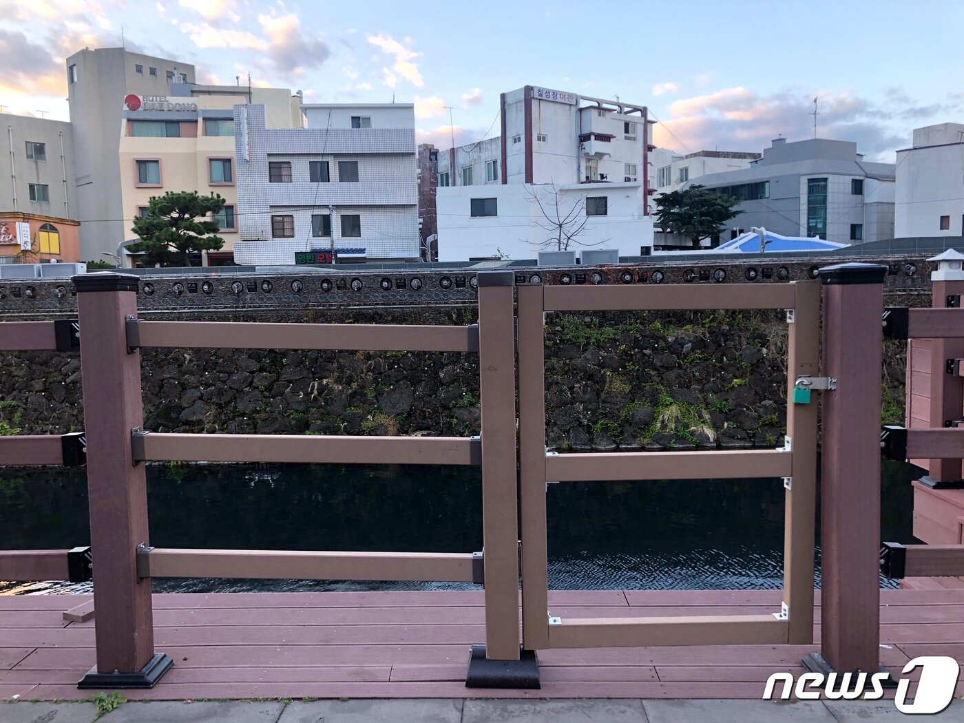 본문 이미지 - 지난 1일 노숙인 추락사 사고가 발생한 제주시 탐라문화광장. 사고 발생 후 제주시가 계단 출입을 통제하는 문을 설치했다. 2020.1.8 /뉴스1ⓒ News1