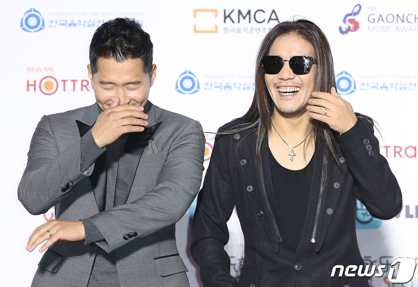 (서울=뉴스1) 김진환 기자 = 동물훈련가 강형욱과 가수 박완규(오른쪽)가 8일 오후 서울 송파구 올림픽로 잠실실내체육관에서 열린 제9회 가온차트 뮤직어워즈 포토콜 행사에 참석해 …
