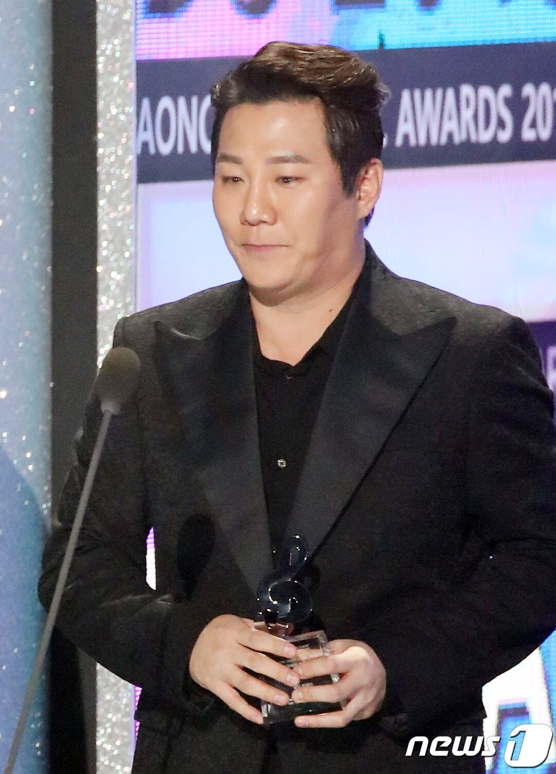 본문 이미지 - 가수 윤민수가 8일 오후 서울 송파구 잠실실내체육관에서 열린 ‘제9회 가온차트 뮤직어워즈’에 참석해 디지털 음원부문 올해의 가수상을 수상한 뒤 소감을 말하고 있다. 2020.1.8/뉴스1 ⓒ News1 권현진 기자