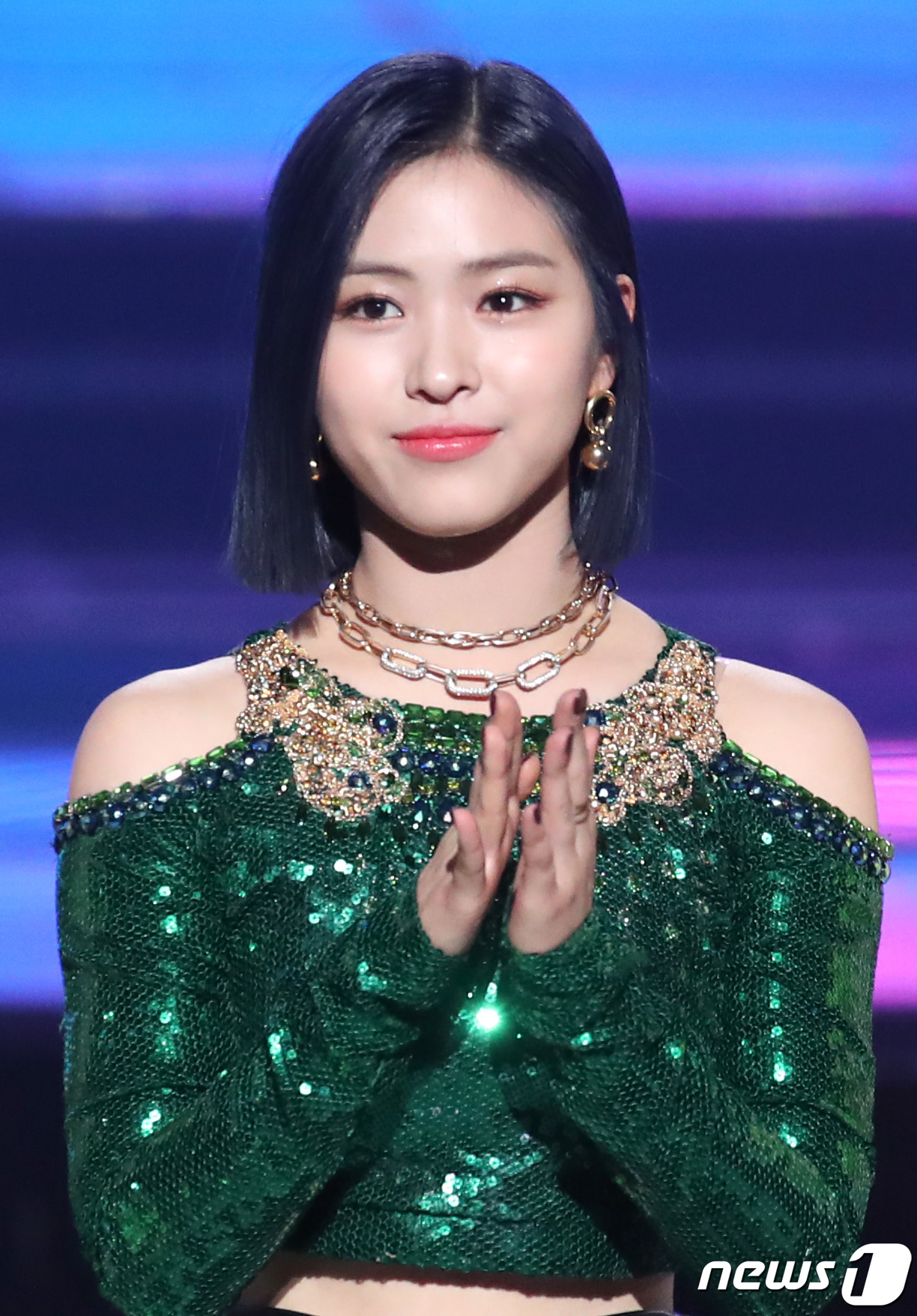 (서울=뉴스1) 권현진 기자 = 있지(ITZY) 류진이 8일 오후 서울 송파구 잠실실내체육관에서 열린 ‘제9회 가온차트 뮤직어워즈’에 참석해 스타일리스트 상을 수상한 최희선 씨를 …