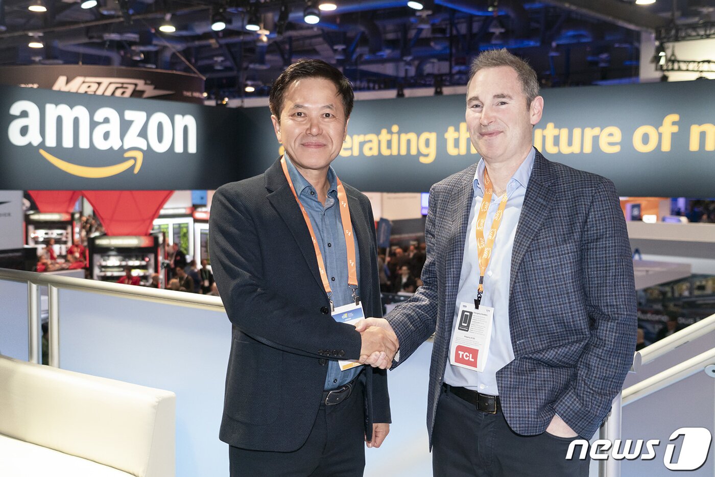 본문 이미지 - 박정호 SK텔레콤 사장(왼쪽)이 8일(현지시간) 미국 라스베이거스에서 열린 국제가전전시회 'CES 2020' 내 아마존 부스에서 앤디 제시 아마존웹서비스 CEO와 악수를 하고 있다. (SK텔레콤 제공) 2020.1.9/뉴스1