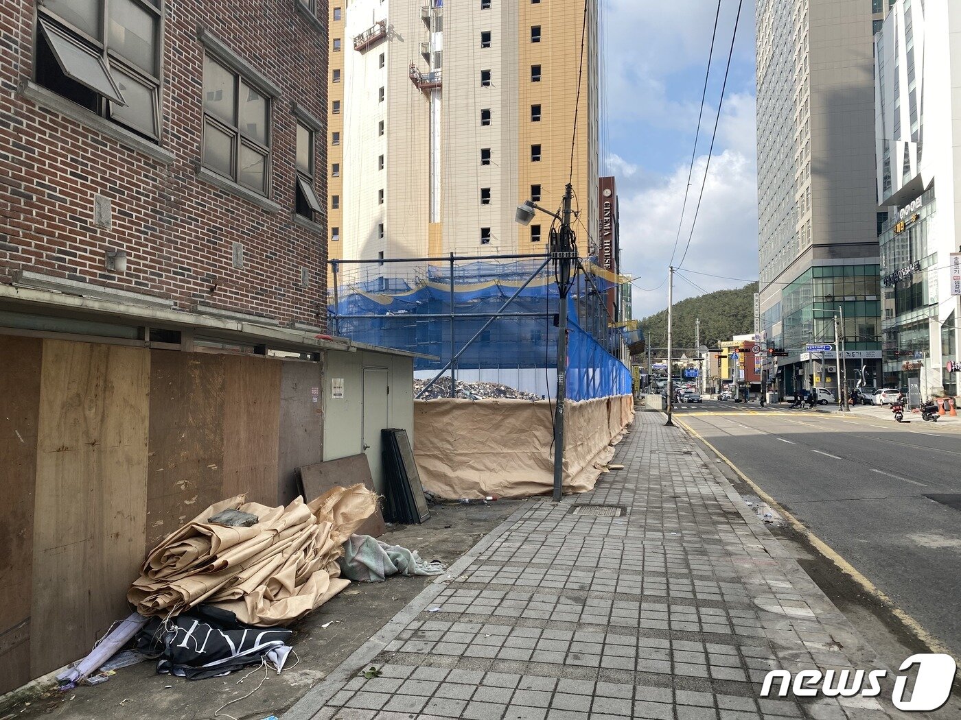 본문 이미지 - 해운대 집창촌 609 성매매 시설을 가리기 위해 인도 끝에 줄지어 세워놨던 사람 키 높이의 화분들이 모두 철거됐다. /ⓒ 뉴스1 박세진 기자