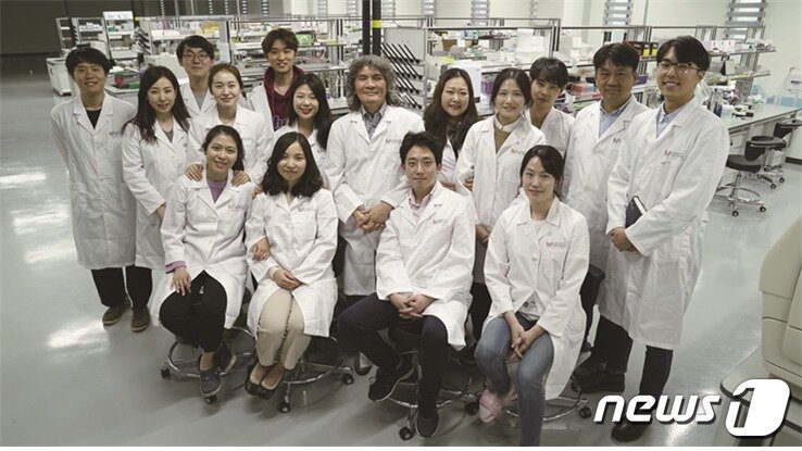 본문 이미지 - 이번 연구에 참여한 인지 및 사회성 연구단 인지 교세포과학 그룹.(IBS 제공)ⓒ 뉴스1