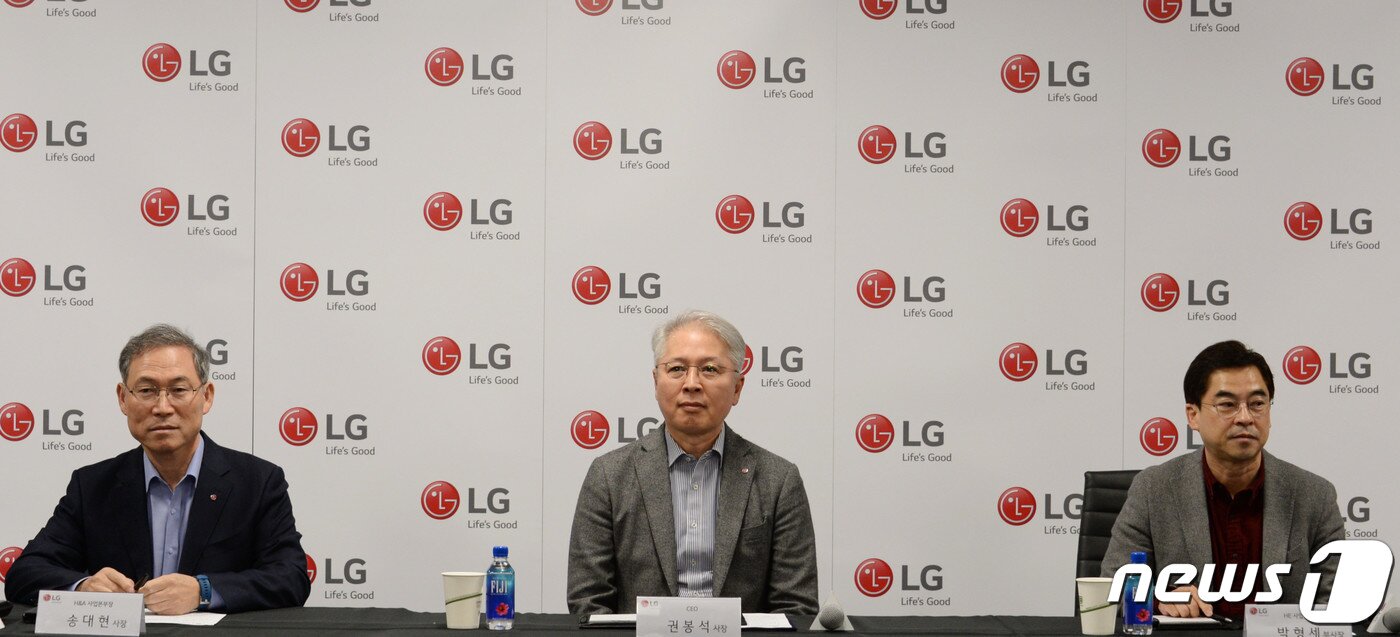 본문 이미지 - LG전자 CEO 권봉석 사장이 8일(현지시간) 미국 라스베이거스에서 열린 기자간담회에서 올해 LG전자의 전략 방향을 소개하고 있다. 왼쪽부터 LG전자 H&A사업본부장 송대현 사장, LG전자 CEO 권봉석 사장, LG전자 HE사업본부장 박형세 부사장. (LG전자 제공) 2020.1.9/뉴스1