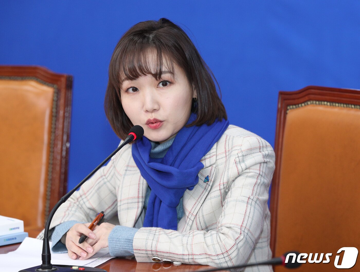 본문 이미지 - 더불어민주당 인재영입위원회가 21대 총선을 앞두고 여섯 번째 영입인재로 발표한 경제연구자 홍정민 변호사(로스토리 주식회사 대표, 가운데). ⓒ News1 신웅수 기자