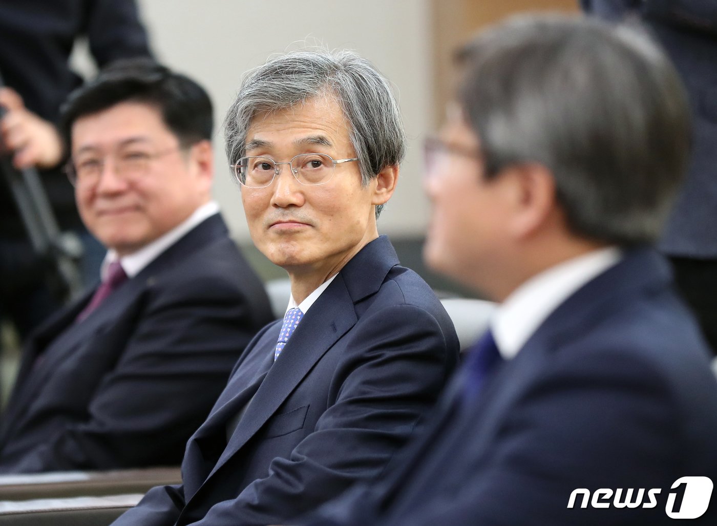 본문 이미지 - 조희대 선임대법관이 9일 오후 서울 서초구 대법원에서 열린 대법원장과 대법관후보추천위원회의 간담회에서 김명수 대법원장의 인사말을 경청하고 있다. 왼쪽부터 이찬희 대한변협회장, 조희대 선임대법관, 김명수 대법원장. 2020.1.9/뉴스1 ⓒ News1 구윤성 기자