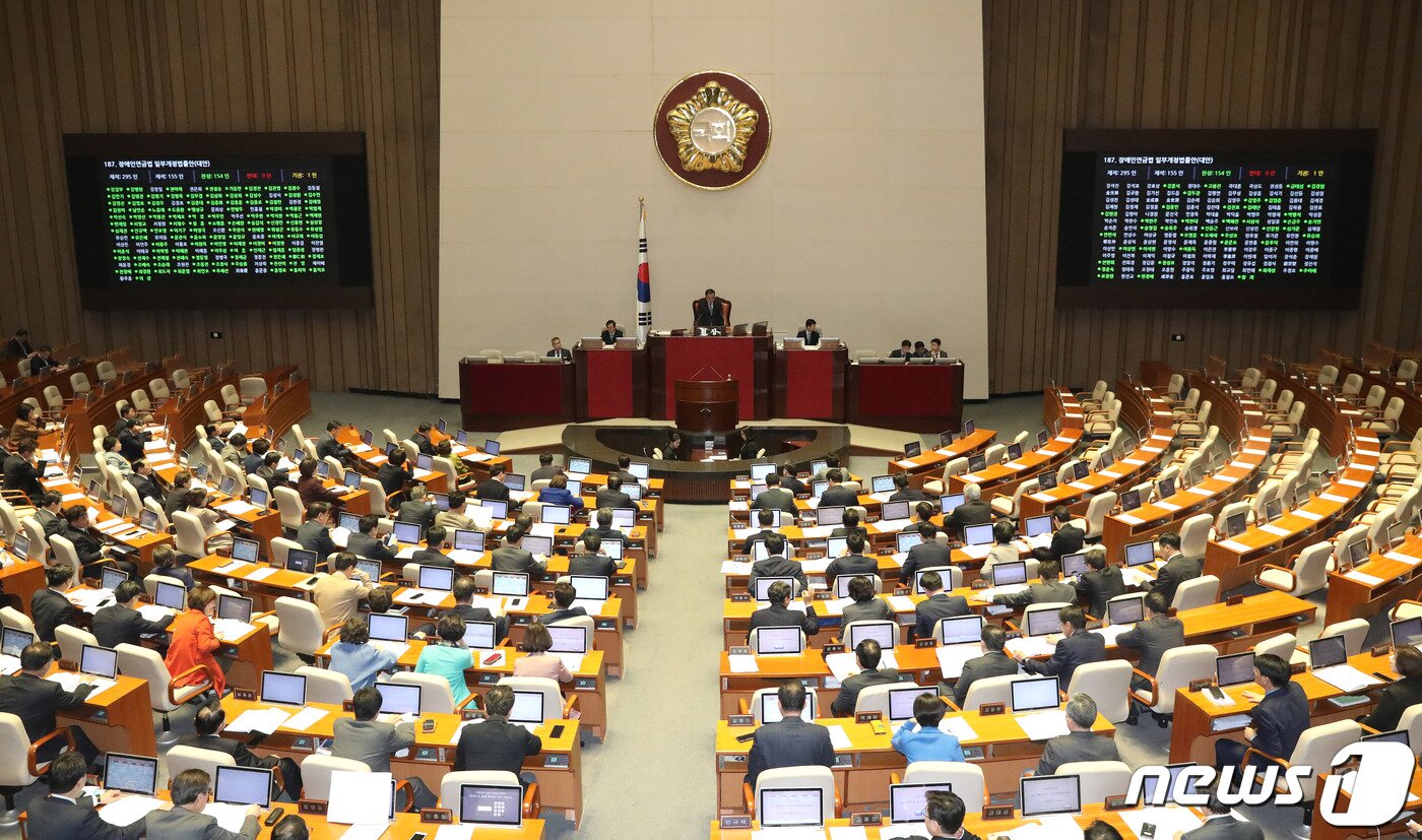본문 이미지 - 지난 1월 9일 오후 서울 여의도 국회 본회의장에서 열린 제374회 국회(임시회) 제2차 본회의장 2020.1.9/뉴스1 ⓒ News1 임세영 기자