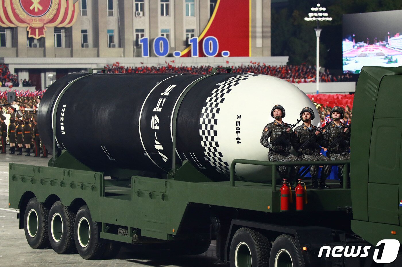 본문 이미지 - &#40;평양 노동신문=뉴스1&#41; = 지난해 10월10일 북한 노동당 창건일 열병식에서 공개된 신형 잠수함발사탄도미사일&#40;SLBM&#41; &#39;북극성-4형&#39;의 모습. [국내에서만 사용가능. 재배포 금지. DB 금지. For Use Only in the Republic of Korea. Redistribution Prohibited] rodongphoto@news1.kr