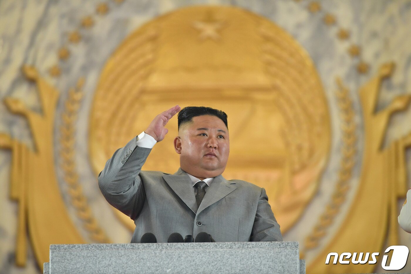 본문 이미지 - (평양 노동신문=뉴스1) = 지난 2020년 10월10일  김정은 북한 노동당 총비서가 당 창건일 75주년을 맞아 평양 김일성 광장에서 진행된 열병식에서 연설을 하면서 오른손을 높이 든 모습. [국내에서만 사용가능. 재배포 금지. DB 금지. For Use Only in the Republic of Korea. Redistribution Prohibited] rodongphoto@news1.kr