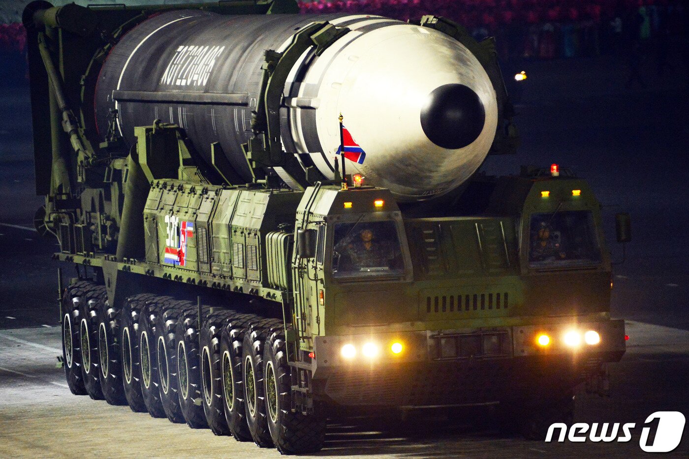 본문 이미지 - (평양 노동신문=뉴스1) = 북한 신형 ICBM. [국내에서만 사용가능. 재배포 금지. DB 금지. For Use Only in the Republic of Korea. Redistribution Prohibited] rodongphoto@news1.kr