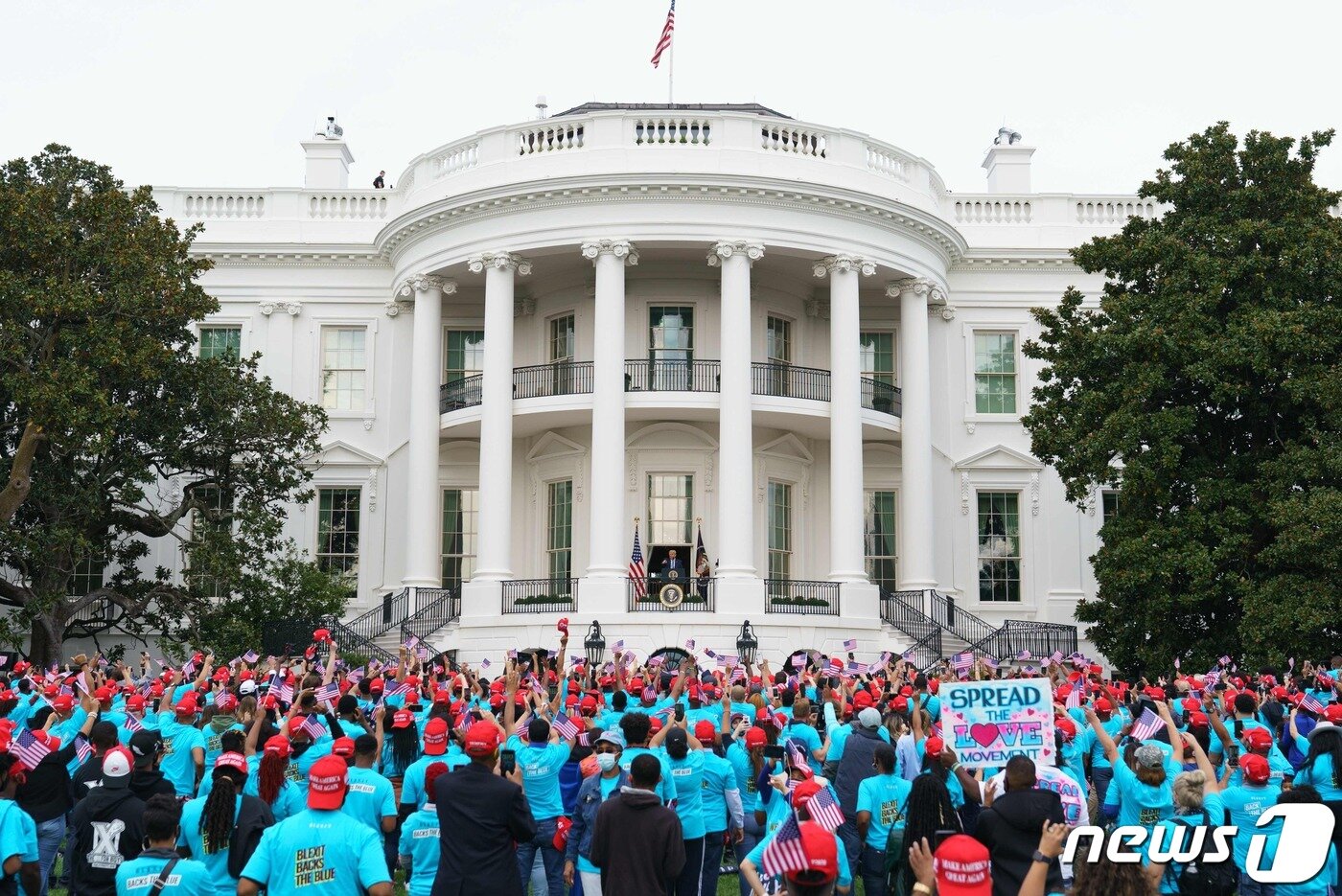 본문 이미지 - 10일(현지시간) 오후 미국 백악관 앞에 도널드 트럼프 대통령의 연석을 듣기 위해 지지자들이 모여 있다. ⓒ AFP=뉴스1